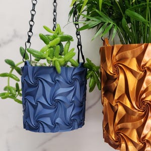 Maceta colgante con drenaje y bandeja de goteo "Swirl Pot", incluye cadena y gancho ajustables para colgar, apta para uso interior y exterior.