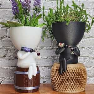 人物ワインプランター - リラックスしたポーズ、オプションで樽/椅子トレイ付き | ワインギフト | ワイン愛好家へのギフト