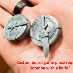 Pu&ograve; includere: Due pezzi da gioco stampati in 3D, uno rotondo e l'altro a forma di Roomba con un coltello, entrambi dipinti di argento.