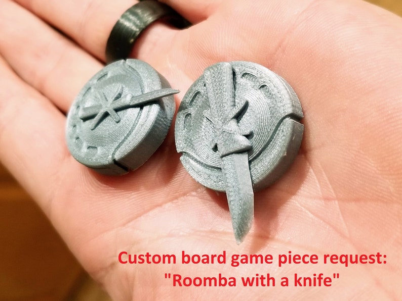 Pu&ograve; includere: Due pezzi da gioco stampati in 3D, uno rotondo e l'altro a forma di Roomba con un coltello, entrambi dipinti di argento.