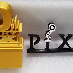 Pu&ograve; includere: Un modello stampato in 3D del logo della 20th Century Fox in oro, e un modello stampato in 3D del logo Pixar in nero con una lampada bianca.
