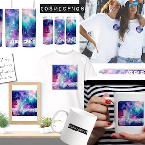 Pu&ograve; includere: Una collezione di prodotti con un vivace design cosmico nei toni del viola, blu e verde acqua. Gli articoli includono bicchieri, una maglietta, una stampa incorniciata, una tazza e una penna. Il testo "COSMICPNGS" &egrave; visibile su diversi articoli.