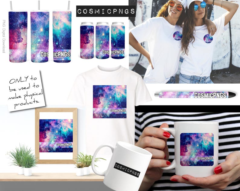 Pu&ograve; includere: Una collezione di prodotti con un vivace design cosmico nei toni del viola, blu e verde acqua. Gli articoli includono bicchieri, una maglietta, una stampa incorniciata, una tazza e una penna. Il testo "COSMICPNGS" &egrave; visibile su diversi articoli.