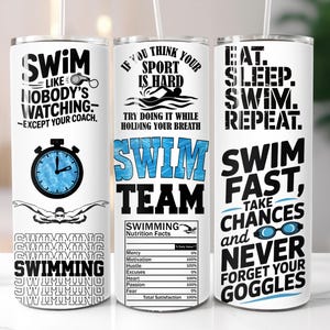 Puede incluir: Tres vasos aislados blancos con texto y gráficos en negro y azul relacionados con la natación. Los vasos presentan frases como "Swim like nobody's watching", "Swim Team" y "Eat, Sleep, Swim, Repeat."