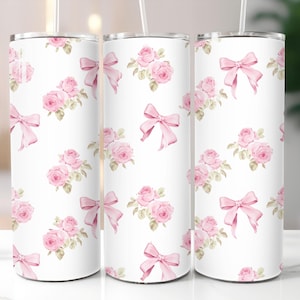 Könnte beinhalten: Weißer Becher mit einem Muster aus rosa Rosen und Schleifen. Das Design zeigt Aquarellillustrationen von Rosensträußen und gebundenen Schleifen in einem zarten Rosaton auf weißem Hintergrund.