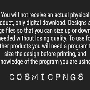 Pu&ograve; includere: Sfondo nero con testo bianco. Il testo indica che il prodotto &egrave; un download digitale e non un prodotto fisico. I design sono file di grandi dimensioni. Il testo include anche il nome del negozio: COSMICPNGS.