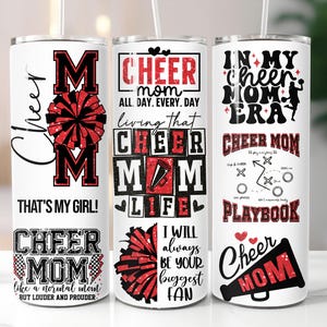 Pu&ograve; includere: Tre bicchieri bianchi con disegni neri e rossi. Ogni bicchiere presenta le parole "Cheer Mom" con grafiche di pompon e altro testo. Uno dice "That's My Girl!" e un altro dice "Playbook".