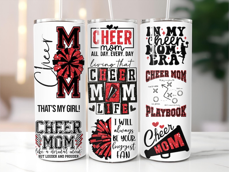 Pu&ograve; includere: Tre bicchieri bianchi con disegni neri e rossi. Ogni bicchiere presenta le parole "Cheer Mom" con grafiche di pompon e altro testo. Uno dice "That's My Girl!" e un altro dice "Playbook".
