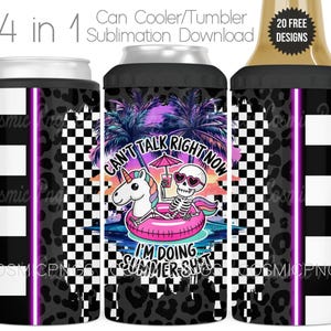 Puede incluir: Un diseño de sublimación 4 en 1 para enfriador de latas y vaso. El diseño presenta un patrón de cuadros blancos y negros, un estampado de leopardo y un gráfico de un esqueleto y un unicornio en una piscina con el texto "Can't Talk Right Now I'm Doing Summer Shit."