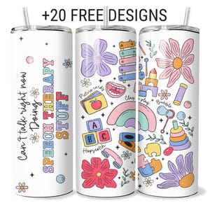 Pode incluir: Caneca branca com canudo, com ilustrações coloridas e texto. O design inclui flores, brinquedos e as frases "Can't talk right now Doing Speech Therapy Stuff" e "+20 FREE DESIGNS".