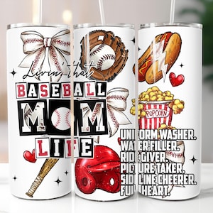 Pode incluir: Caneca branca com tema de beisebol com canudo. O design inclui uma bola de beisebol, uma luva, um capacete e o texto "Livin' that Baseball Mom Life". Gráficos adicionais incluem um laço, pipoca, um cachorro-quente e corações.