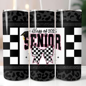 Meisjes senior 2025 beker wrap sublimatie png 20oz mager ontwerp retro geruite afstuderen voor vrouwen met kroketstrikken digitale download