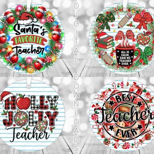 Puede incluir: Cuatro adornos navideños redondos con cintas blancas para colgar. Cada adorno presenta un diseño festivo con texto. Los adornos tienen un tema de profesor con frases como "Santa's Favorite Teacher" y "Best Teacher Ever."