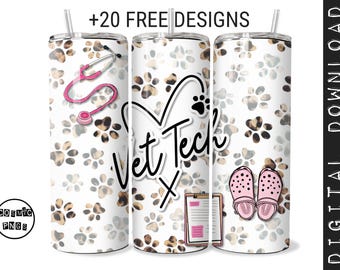 Puede incluir: Tres vasos cilíndricos con pajitas sobre un fondo blanco cubierto de huellas de patas de animales en marrón y negro. El diseño incluye un estetoscopio rosa, un portapapeles, zuecos rosas y el texto negro Vet Tech.