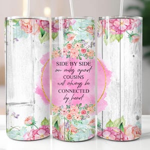 Copo Floral Cousins com Design de Sublimação Lado a Lado, Milhas de Distância, Primos Sempre Estarão Conectados em Coração, Embalagem Skinny Tumbler de 20 oz PNG