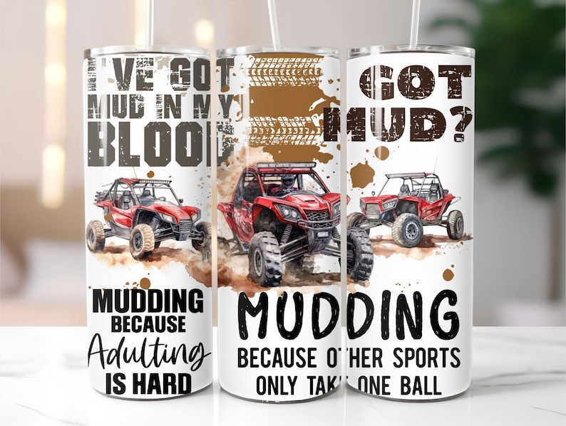 Op de afbeelding: Drie witte ge&iuml;soleerde bekers met zwarte tekst en illustraties van rode terreinwagens. De tekst op de bekers luidt "I'VE GOT MUD IN MY BLOOD", "MUDDING BECAUSE Adulting IS HARD", "GOT MUD?" en "MUDDING BECAUSE OTHER SPORTS ONLY TAKE ONE BALL".