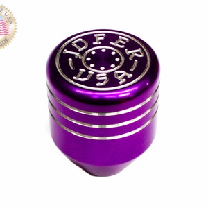 Puede incluir: Pomo de cambio de marchas de aluminio morado con un dise&ntilde;o grabado en plata que dice "JOFER - USA".