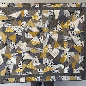 Edredón de patchwork gris y amarillo de 44 x 55 pulgadas, hecho a mano, estilo rústico, moderno, regalo de inauguración de la casa, decoración de primavera