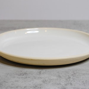 Elegante plato llano de cerámica blanca hecho a mano/vajilla minimalista: olla con ruedas, plato de 9 pulgadas, plato de queso, vajilla estilo granja. imagen 3