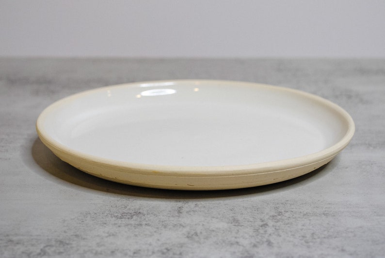 Elegante plato llano de cerámica blanca hecho a mano/vajilla minimalista: olla con ruedas, plato de 9 pulgadas, plato de queso, vajilla estilo granja. imagen 3