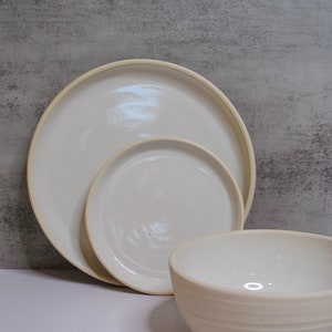 Elegante plato llano de cerámica blanca hecho a mano/vajilla minimalista: olla con ruedas, plato de 9 pulgadas, plato de queso, vajilla estilo granja. imagen 5