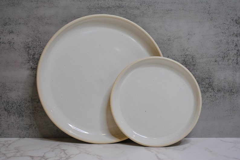 Elegante plato llano de cerámica blanca hecho a mano/vajilla minimalista: olla con ruedas, plato de 9 pulgadas, plato de queso, vajilla estilo granja. imagen 4