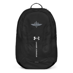 Pode incluir: Mochila preta Under Armour com um logotipo prateado e as palavras "Under Armour" impressas verticalmente. A mochila tem uma alça superior, bolsos laterais de malha e um emblema prateado.