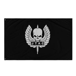 Może przedstawiać: Czarna flaga z białym emblematem przedstawiającym czaszkę ze skrzydłami, sztyletem i napisem "JTAC" w prostokącie. Flaga jest prostokątna i ma oczka.