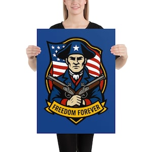 Könnte beinhalten: Ein Poster mit blauem Hintergrund, das ein patriotisches Design zeigt. Das zentrale Bild ist eine stilisierte Illustration eines Mannes mit Dreispitz, der zwei Steinschlosspistolen hält. Hinter ihm befindet sich ein Schild mit der amerikanischen Flagge und den Worten "FREEDOM FOREVER".
