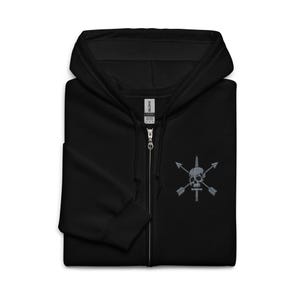 Sudadera unisex de mezcla pesada con cremallera y bordado de calavera, flechas cruzadas y daga.