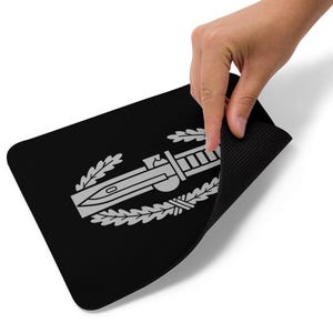 Tappetino per mouse con distintivo di combattimento dell'esercito - Regalo per veterani, premio militare