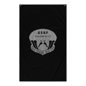 Puede incluir: Bandera negra con el emblema USAF Pararescue. El emblema incluye un paracaídas, un ángel y un globo terráqueo, con el texto "USAF Pararescue" y "That Others May Live".