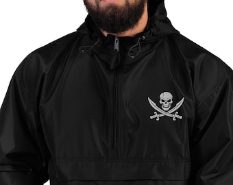 Emblemat pirata Jolly Roger – czaszka i skrzyżowane miecze – haftowana, składana kurtka Champion inspirowana historyczną flagą piracką