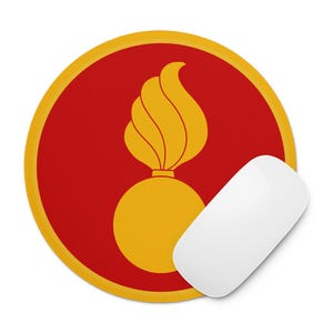 Könnte beinhalten: Rundes Mauspad mit rotem Hintergrund und gelbem Flammenemblem. Das Mauspad hat einen gelben Rand. Eine weiße Computermaus liegt daneben.