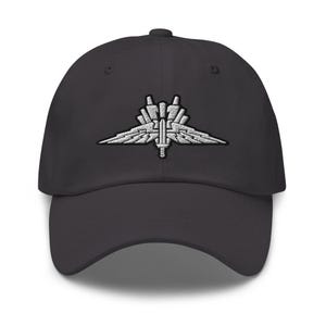 Peut inclure: Une casquette de baseball gris foncé avec un motif d'avion stylisé brodé en blanc. Le motif est centré sur le devant de la casquette.