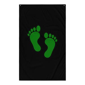 Può includere: Bandiera nera con due impronte verdi. Le impronte sono di un verde brillante e sono posizionate al centro. La bandiera rettangolare ha un design minimalista.