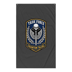 Può includere: Una bandiera grigio scuro con un emblema Task Force. L'emblema include un teschio, una spada con ali e il testo "TASK FORCE" e "PHANTOM TALON" in un design a scudo con dettagli blu, bianchi e oro.