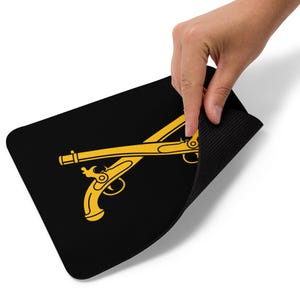 Gekreuztes Steinschloss-Pistolen-Emblem | Erbliche Militärpolizist inspirierte Abzeichen Maus Pad
