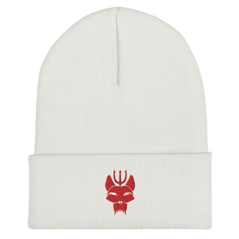 Puede incluir: Gorro de punto blanco con un logotipo bordado en rojo de una cabeza de animal estilizada con un tridente encima.
