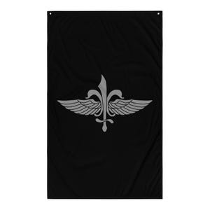 Pode incluir: Bandeira preta com um emblema prateado que apresenta uma flor-de-lis, asas e uma espada. A bandeira retangular é pendurada verticalmente, oferecendo um design simples e elegante.