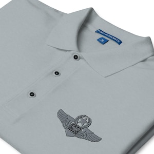 USAF Master Navigator Wings – emblemat Sił Powietrznych Stanów Zjednoczonych | Męska koszulka polo premium z haftowaną tarczą załogi lotniczej