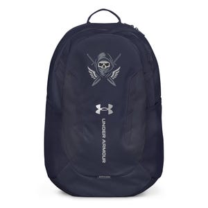 Puede incluir: Mochila azul marino con asa superior y bolsillo lateral de malla. La parte delantera presenta un gráfico de una calavera con capucha y espadas cruzadas, con el logotipo y el texto de Under Armour. La mochila está diseñada para transportar objetos.