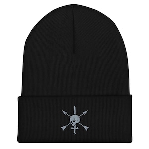 We trotseren de Special Forces van het leger | Nous Defions Skull Crossed Arrows Dolk geborduurde beanie met manchetten
