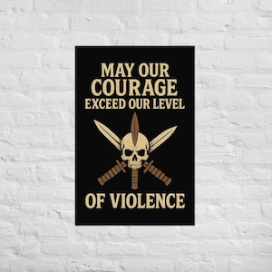 Pode incluir: Pôster preto com o texto "MAY OUR COURAGE EXCEED OUR LEVEL OF VIOLENCE". O design inclui uma caveira, espadas cruzadas e uma adaga central, tudo em bege sobre um fundo preto.