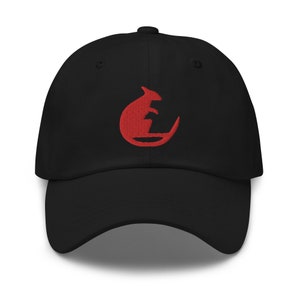 Könnte beinhalten: Eine schwarze Baseballkappe mit einem roten gestickten Känguru-Logo.
