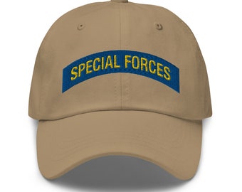 Może przedstawiać: Bejsbolówka w kolorze khaki z naszywką wyszywaną na niebiesko i złoto z napisem "SPECIAL FORCES".