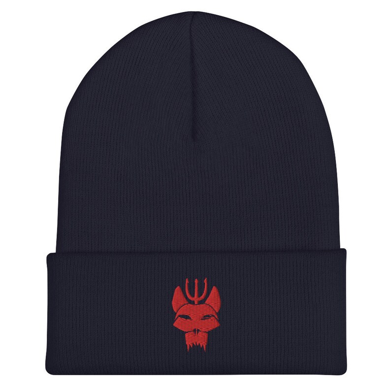 Puede incluir: Un gorro azul marino con un logotipo bordado en rojo de una cabeza de animal estilizada con un tridente encima.