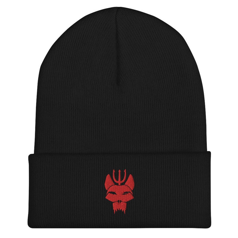 Puede incluir: Gorro negro con un logotipo bordado en rojo de una cabeza de animal estilizada con un tridente encima.