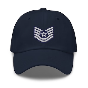 Peut inclure: Une casquette de baseball bleu marine avec un insigne de grade de sergent technique de l'armée de l'air brodé en blanc.