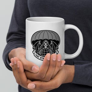 Emblema "Que otros mueran" – Taza blanca brillante con el escudo de Tactical Reaper
